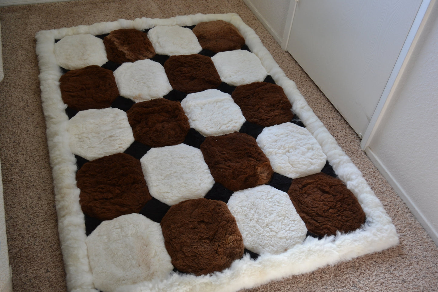 Tapis en alpaga marron et blanc