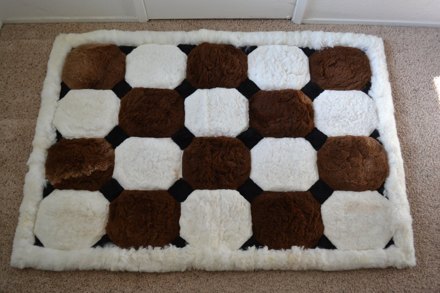Tapis en alpaga marron et blanc