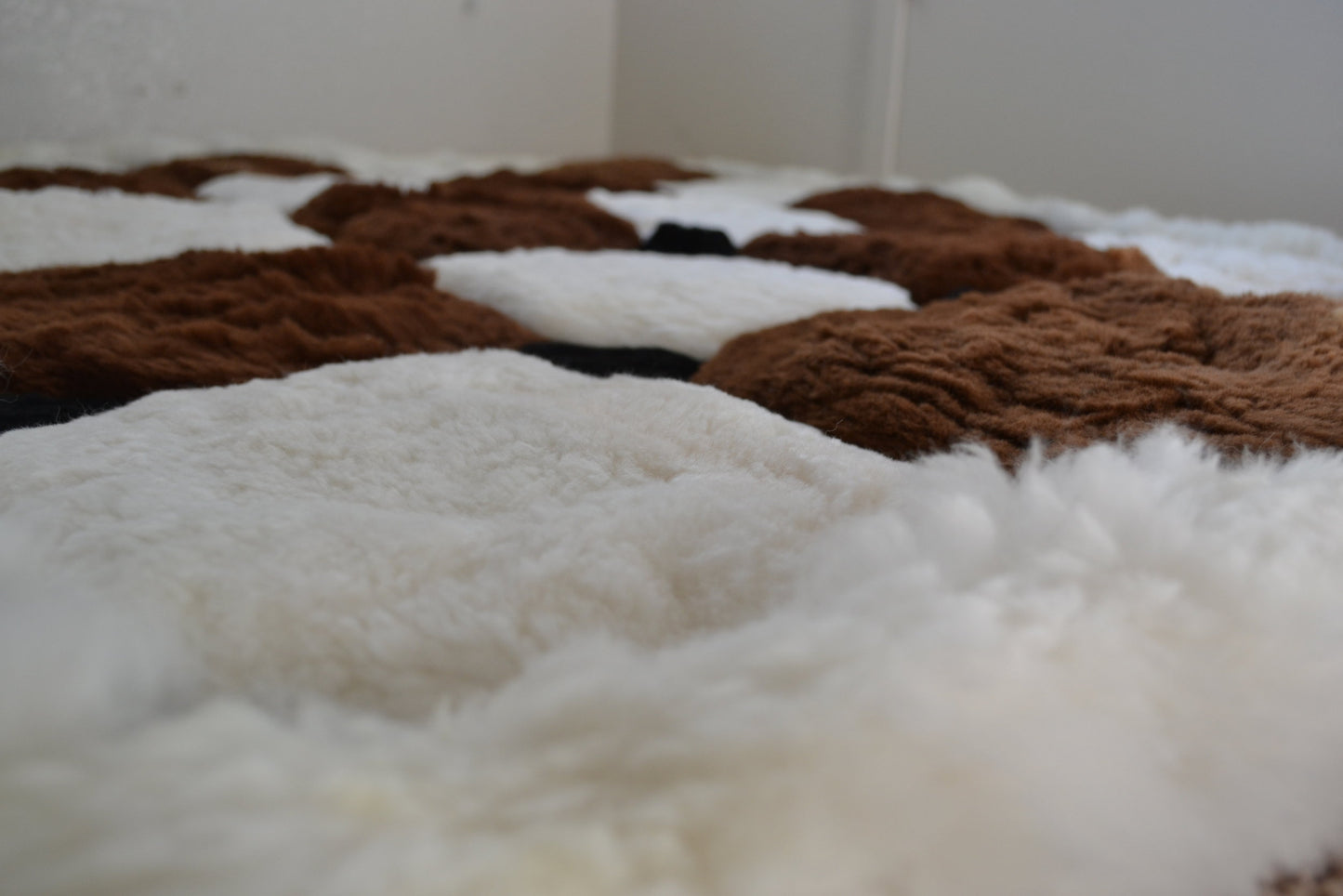 Tapis en alpaga marron et blanc