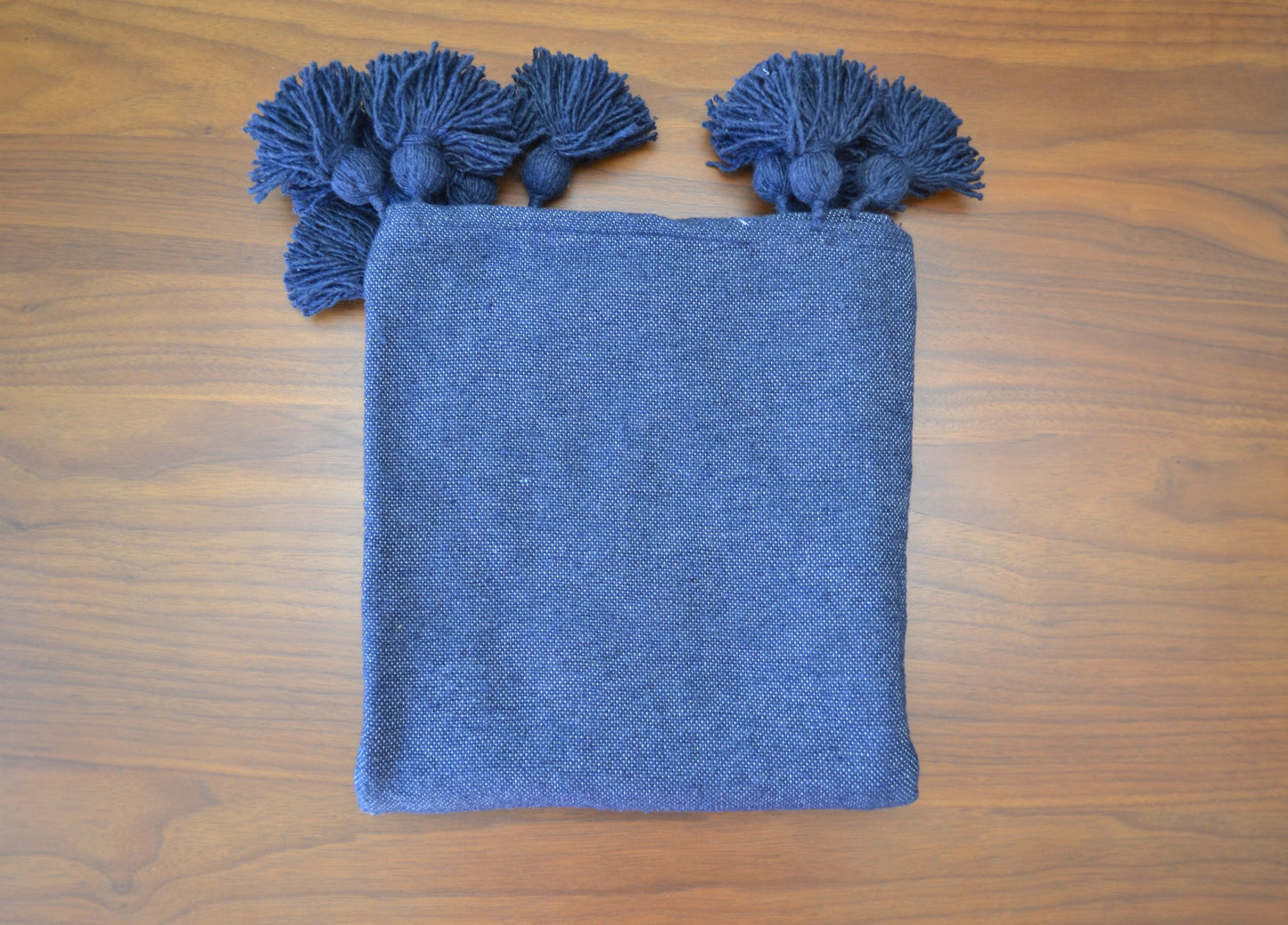 Couverture marocaine en laine à pompons (bleu marine)