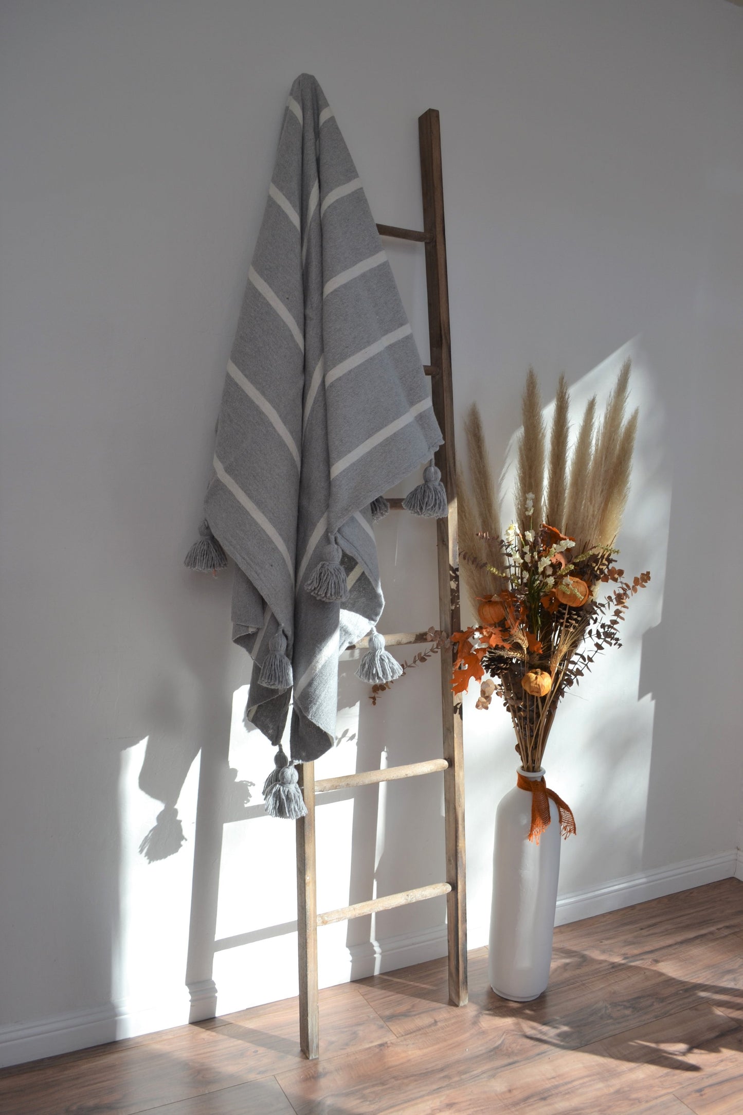 Manta de lana con pompones marroquíes (gris)