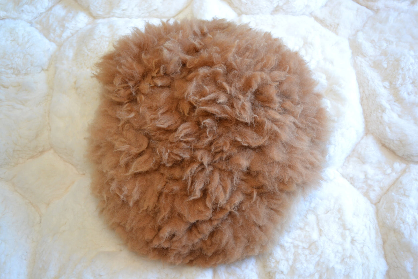 Coussin rond en alpaga (marron)