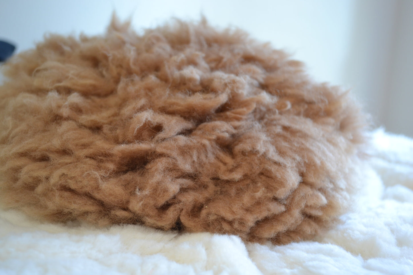 Coussin rond en alpaga (marron)