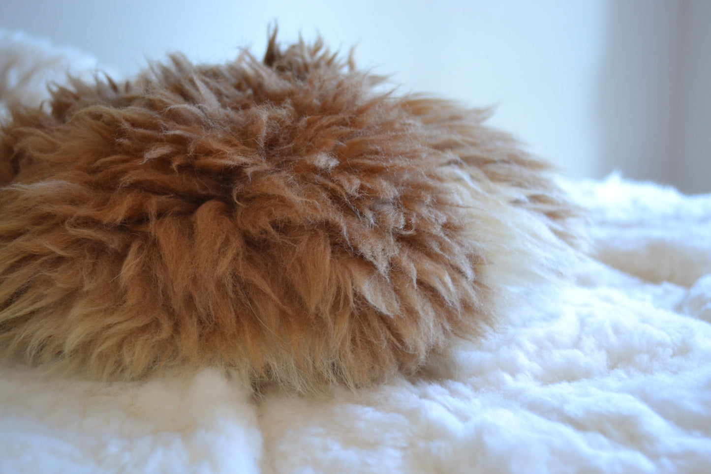 Coussin rond en alpaga (taches blanches)