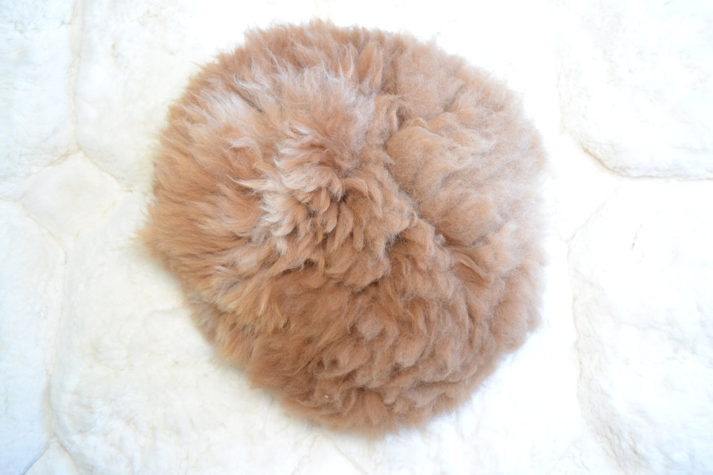 Coussin rond en alpaga (blanc et marron)