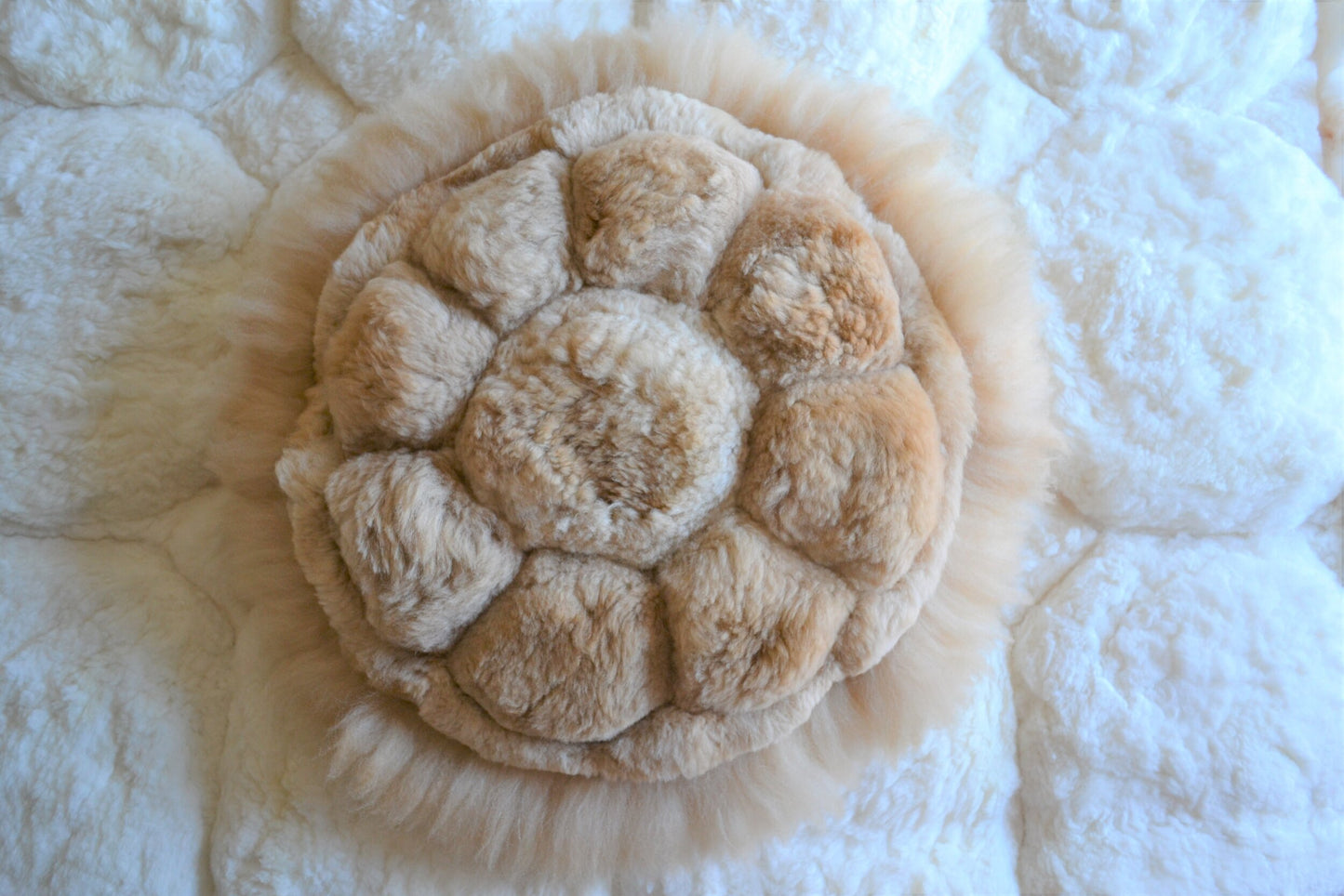 Coussin en alpaga (motif floral)