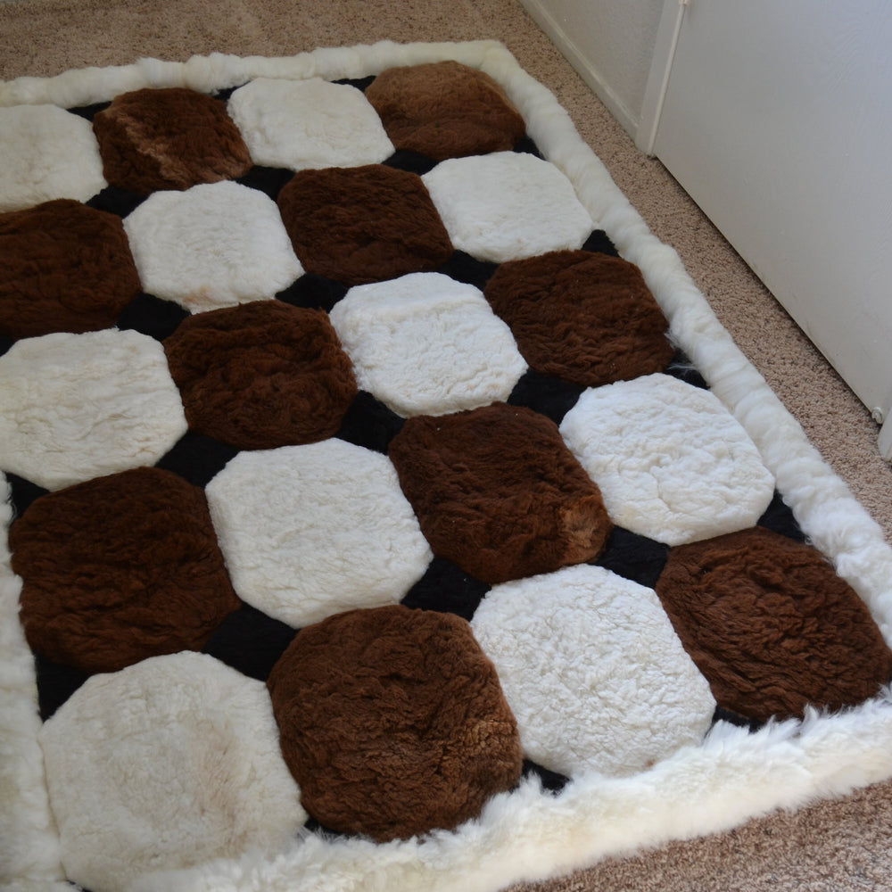 
                      
                        Tapis en alpaga marron et blanc
                      
                    