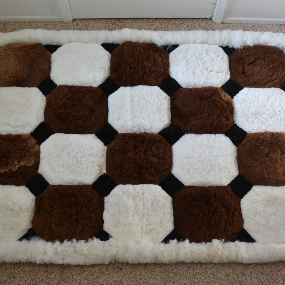 
                      
                        Tapis en alpaga marron et blanc
                      
                    