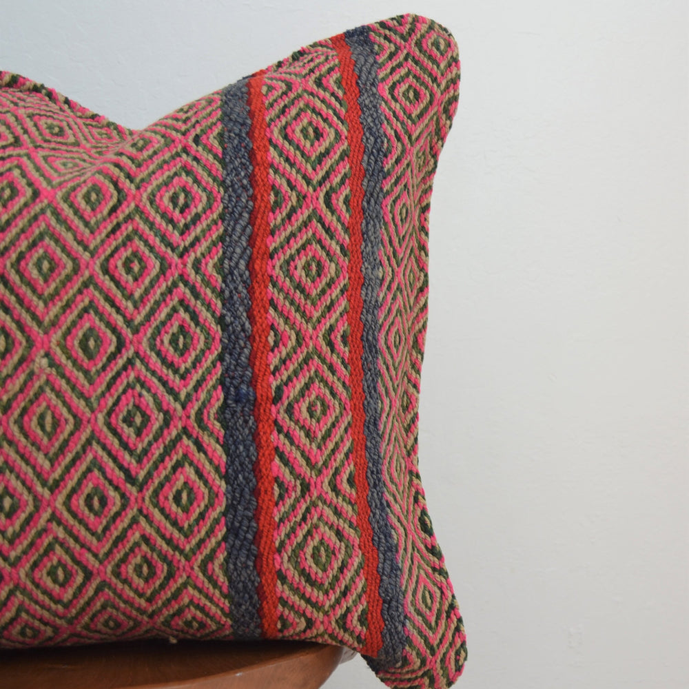 
                      
                        Frazada Pillow (Swirl)
                      
                    