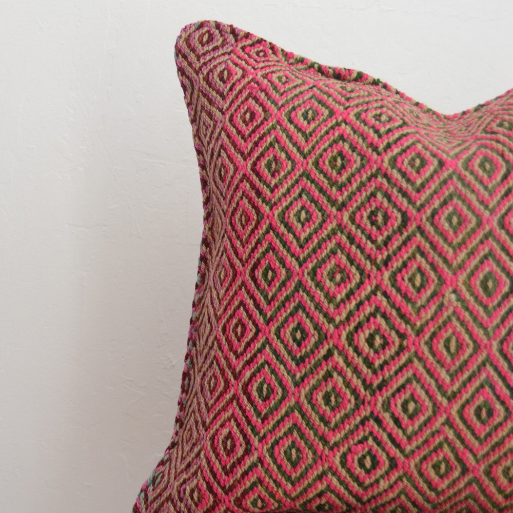 
                      
                        Frazada Pillow (Swirl)
                      
                    