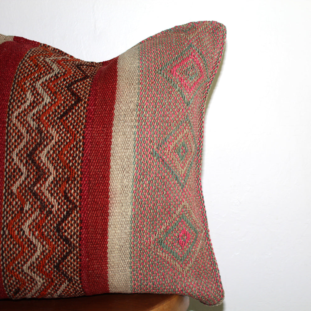 
                      
                        Frazada Pillow (Qenqo)
                      
                    